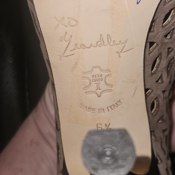 Marchez Vous by Yardley Taupe Italian Made Suede Cutout Stiletto Pumps Sz 6.5 - Picture 14 of 15